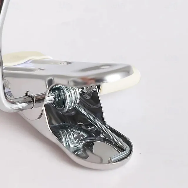 Versatile Closet Hanging Storage Clips