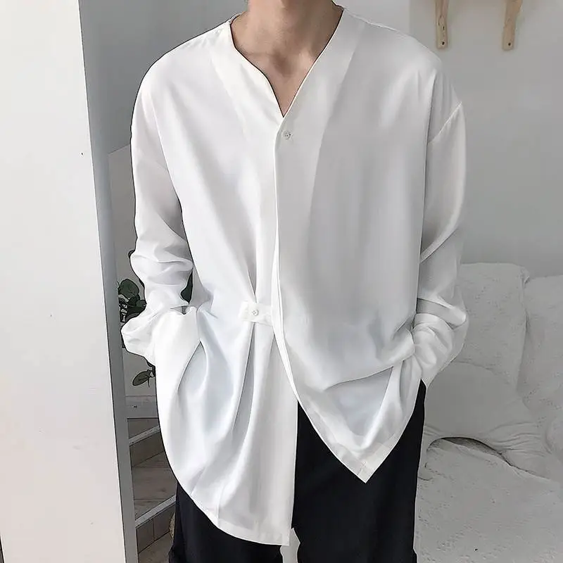 Men's Loosely Cut V-Neck Shirt With Concealed Button Placket And Band Closure