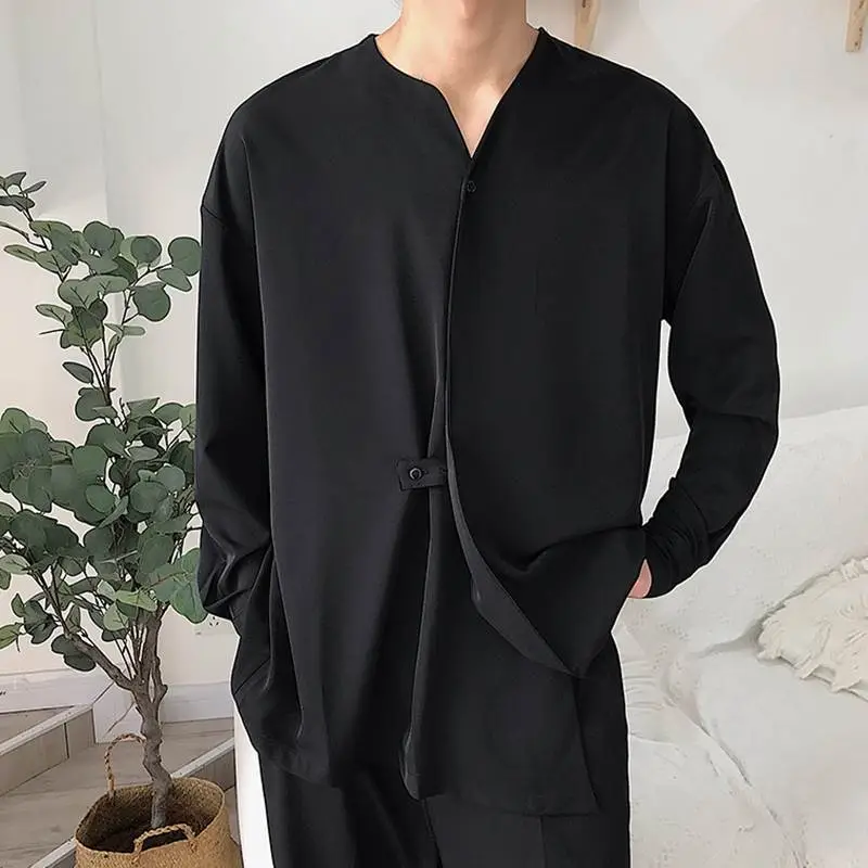 Men's Loosely Cut V-Neck Shirt With Concealed Button Placket And Band Closure