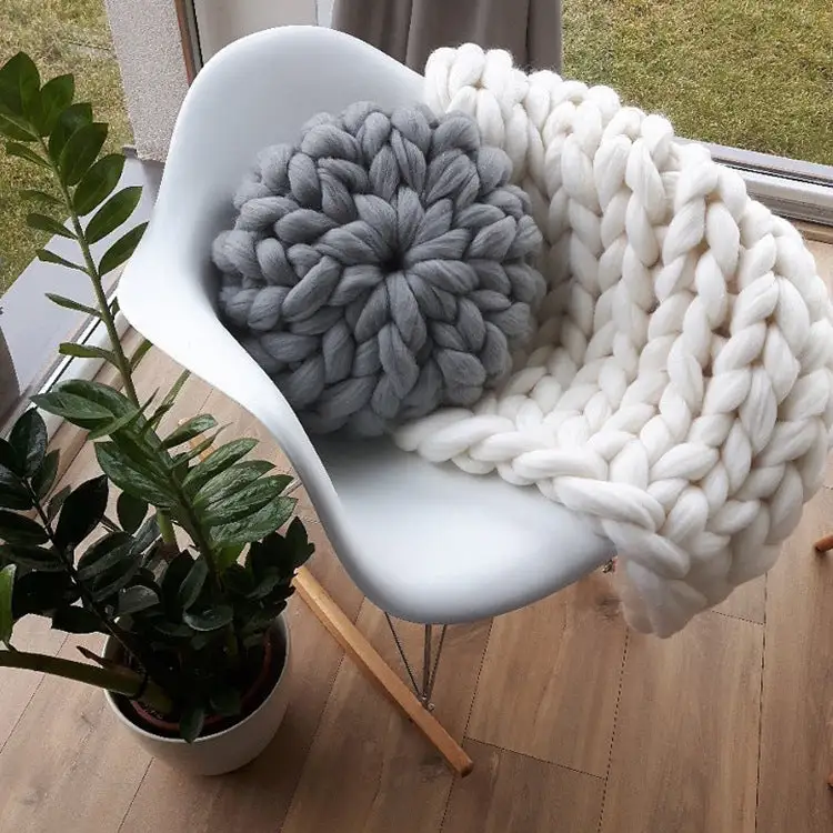 Chunky-Knit Woven Round Decorative Throw Blanket