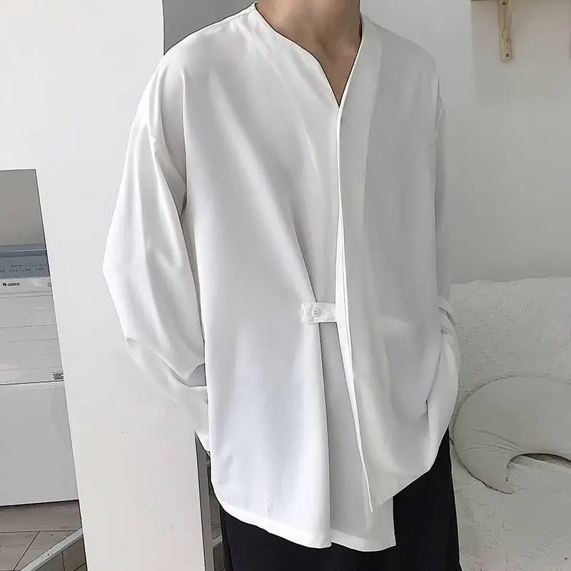 Men's Loosely Cut V-Neck Shirt With Concealed Button Placket And Band Closure