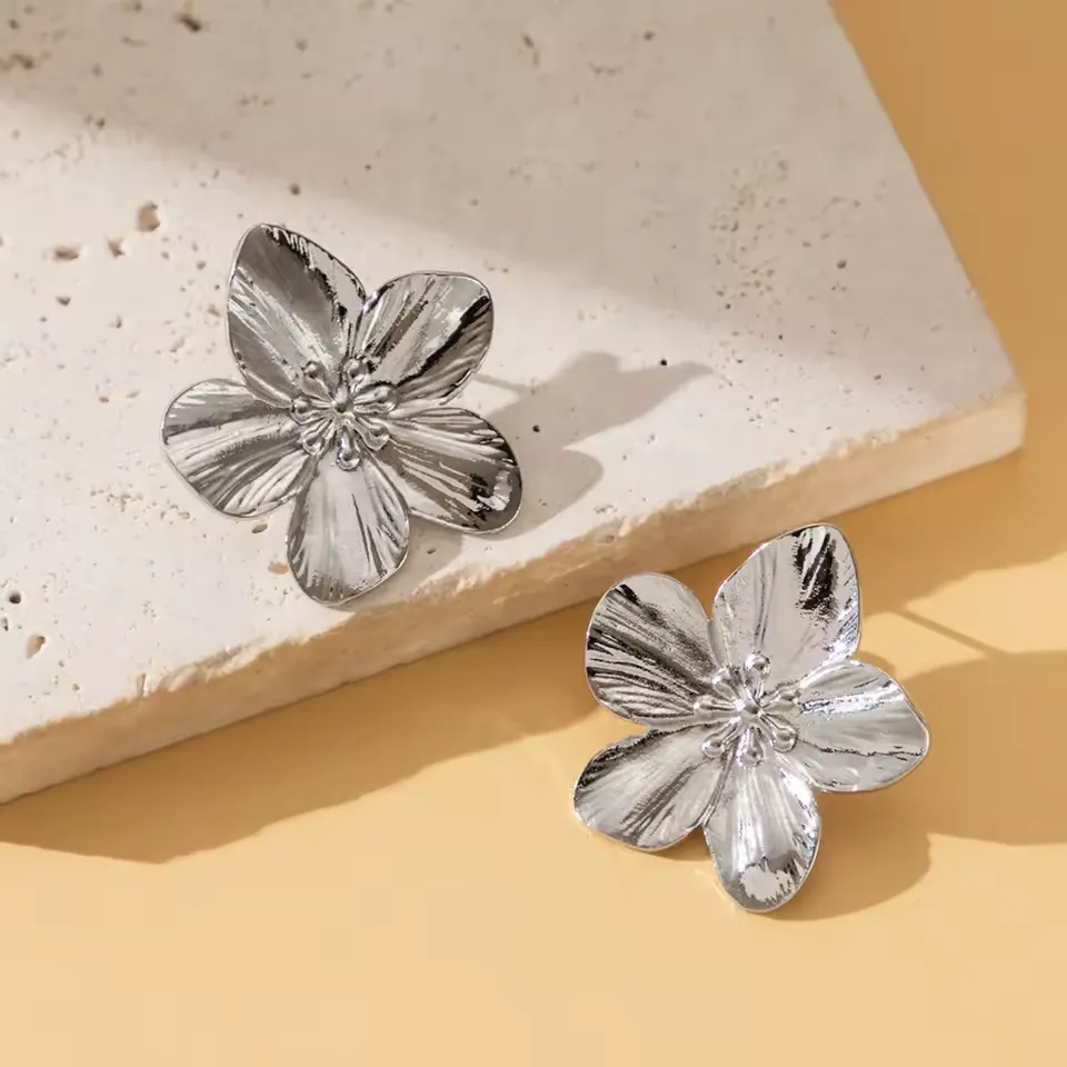Gold vintage matte-textured flower ladies' earrings