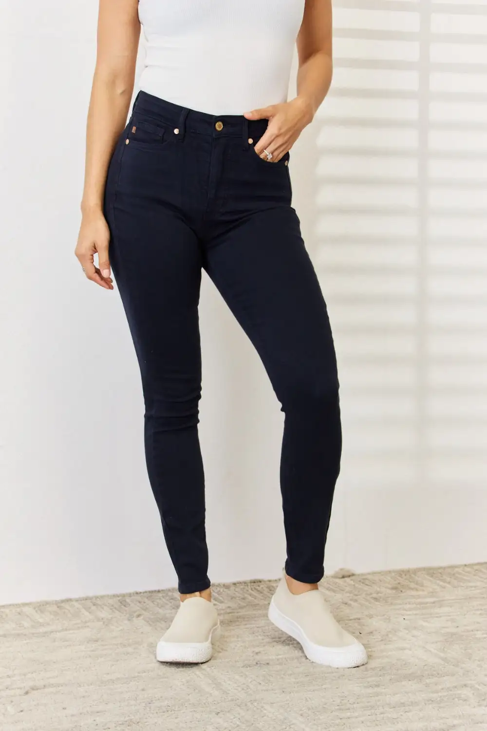 Modern Comfort-Fit Jeans