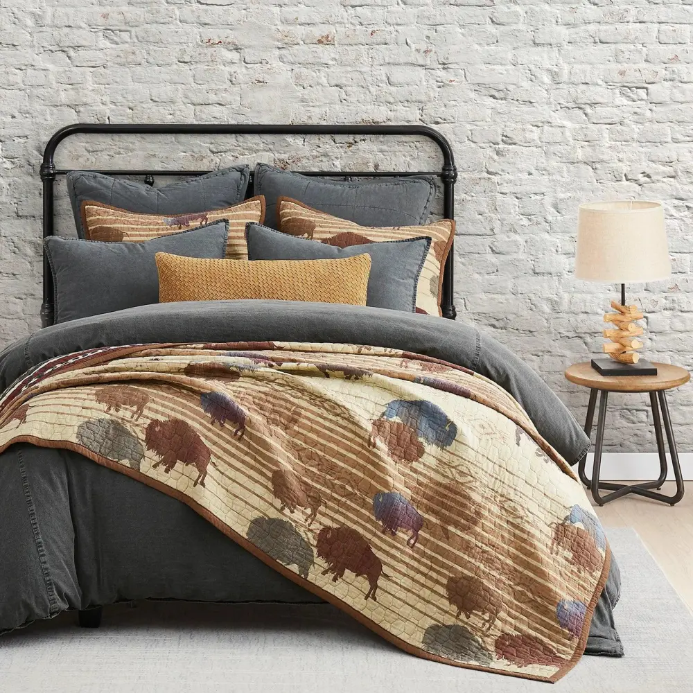 Refined Reversible Quilted Quilt Set