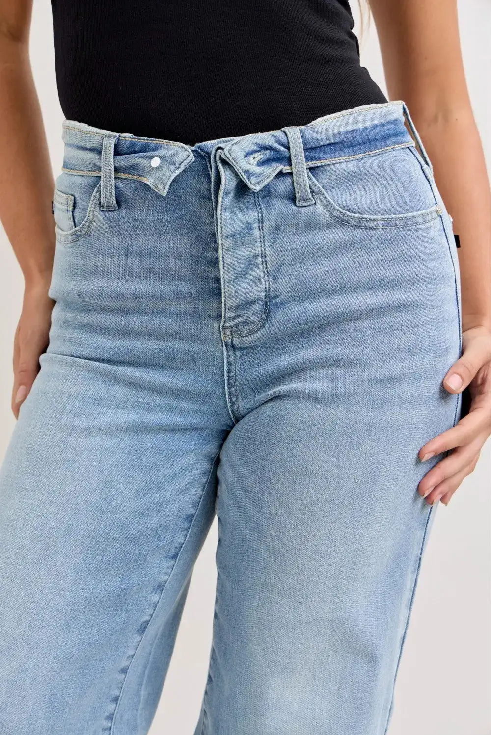 Mid Rise Retro Style Wide Leg Pocketed Denim Jeans