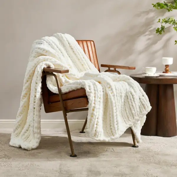Solid Chunky-Knit Chunky Throw Blanket