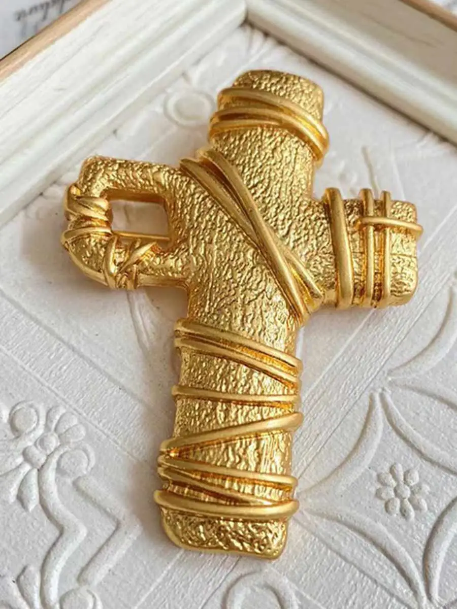 Maelle Prayer Brooch