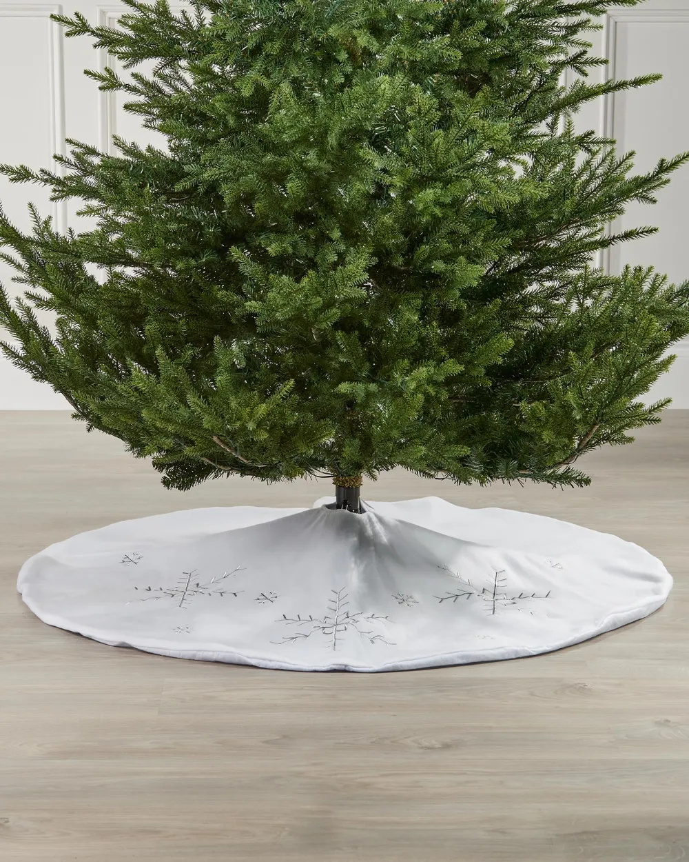 Snowflake Pattern Tree Skirt