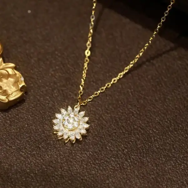 Ribbed Geometric Pendant Necklace