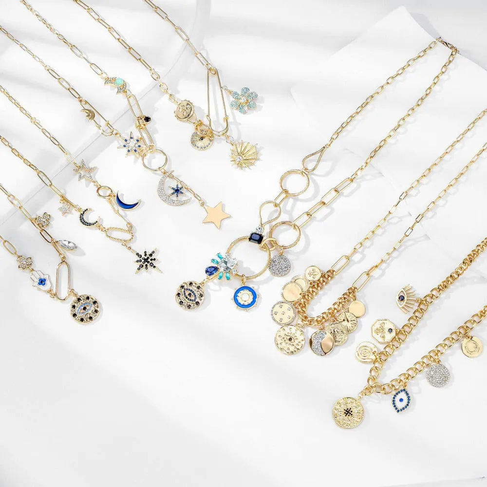 Compact Rhinestone Pendant Necklace