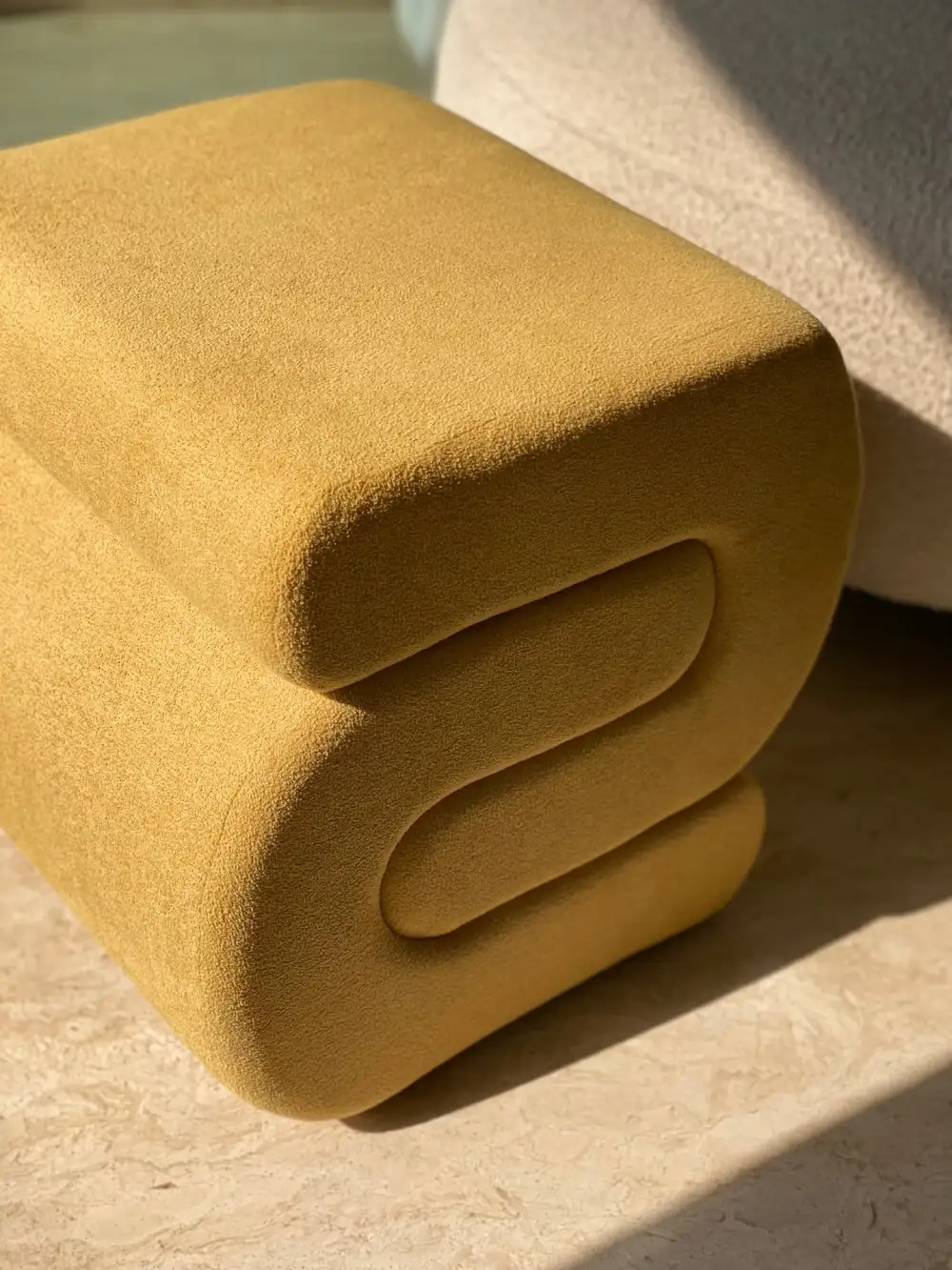 Mustard S-Boucle Pouffe
