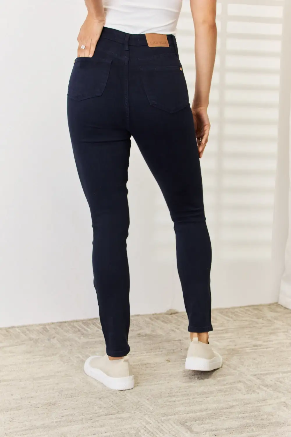 Modern Comfort-Fit Jeans