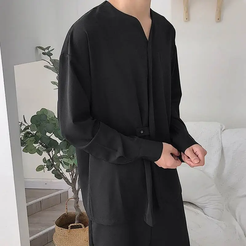 Men's Loosely Cut V-Neck Shirt With Concealed Button Placket And Band Closure