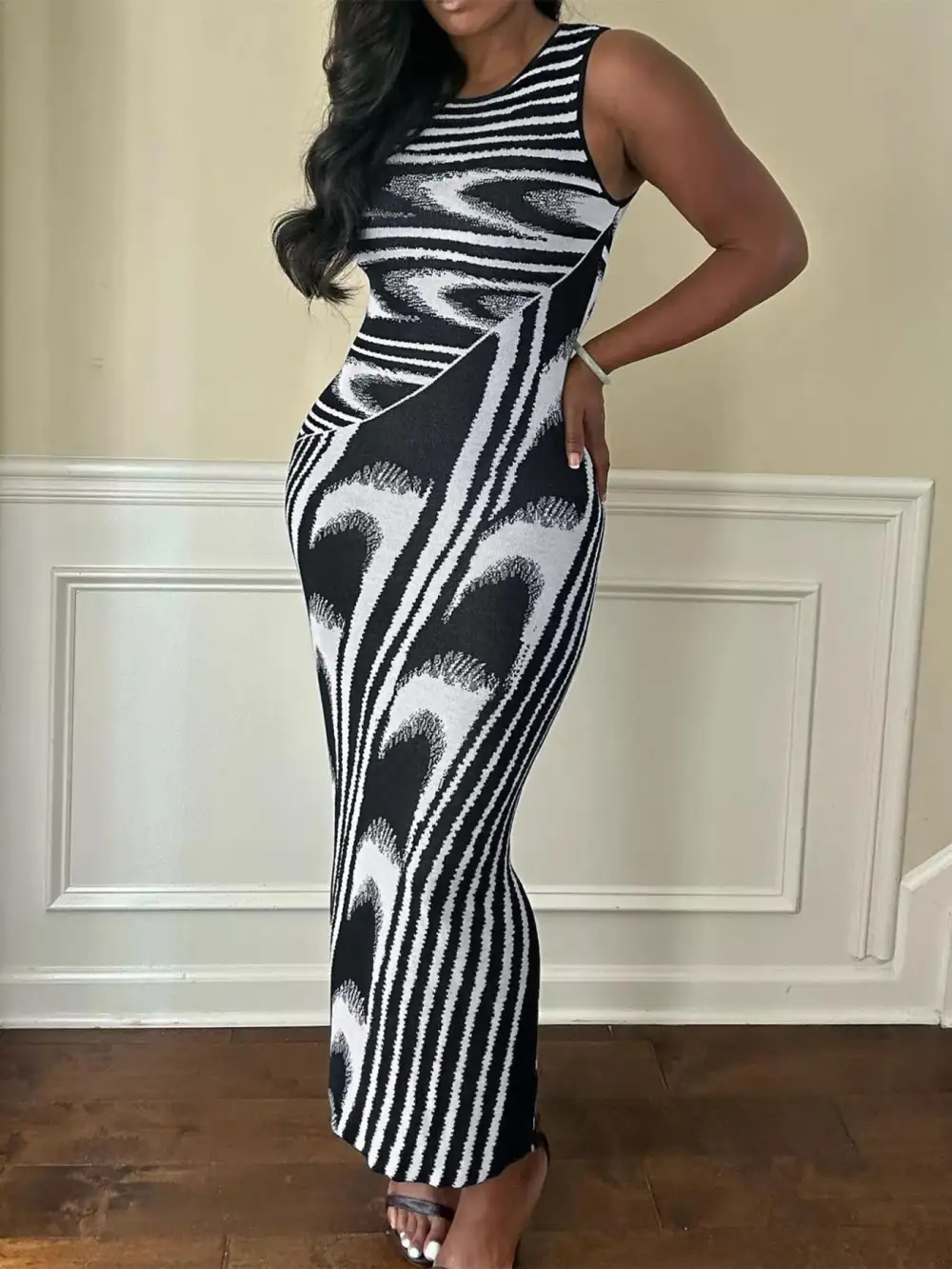 Plus Size Sleeveless Bodycon Maxi Dress with Abstract Print