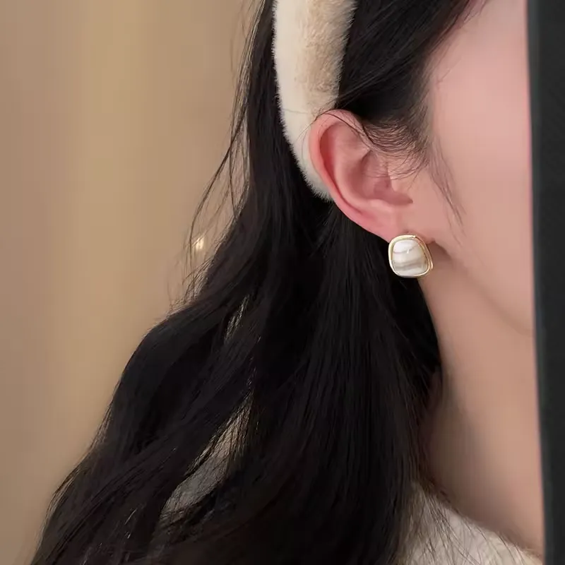 Coffee-colored metal square resin ladies' earrings