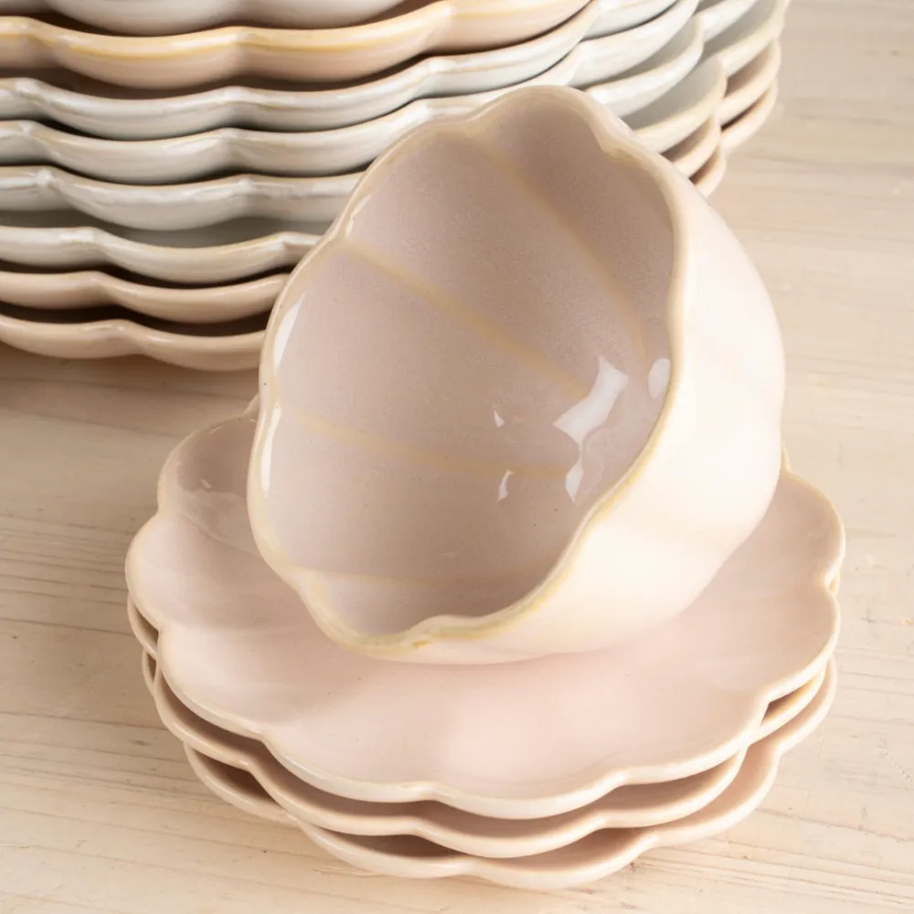 Refined Scalloped Table Serving Piece