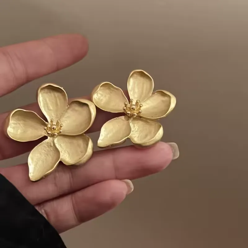 Gold vintage matte-textured flower ladies' earrings