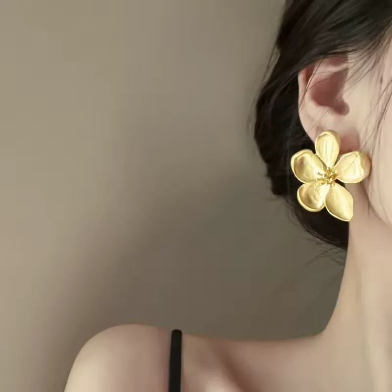 Gold vintage matte-textured flower ladies' earrings
