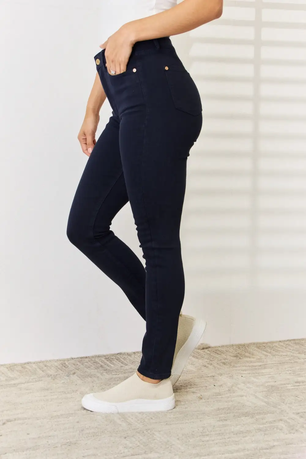 Modern Comfort-Fit Jeans