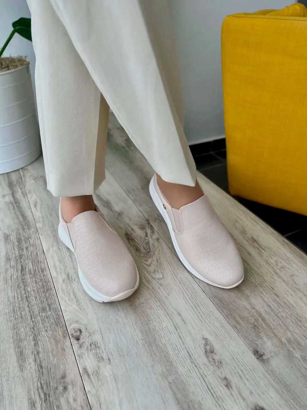 Clean Relaxed Everyday Casual Sneakers
