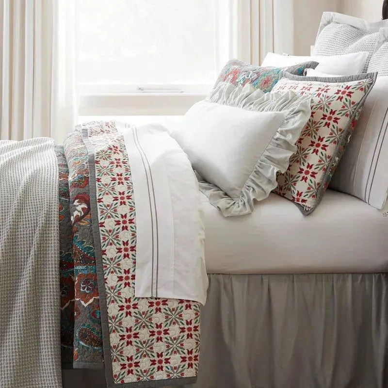 Classic Everyday Reversible Quilted Quilt Set
