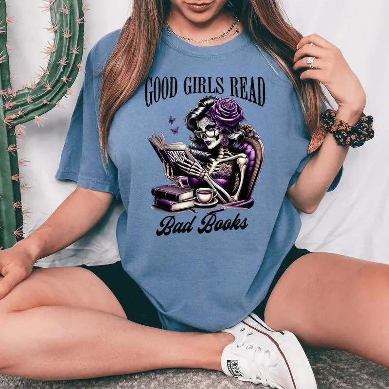 Smut Book Reading Smutty Good That Girls Read Bad Books Women's Oversized Comfort T-shirt
