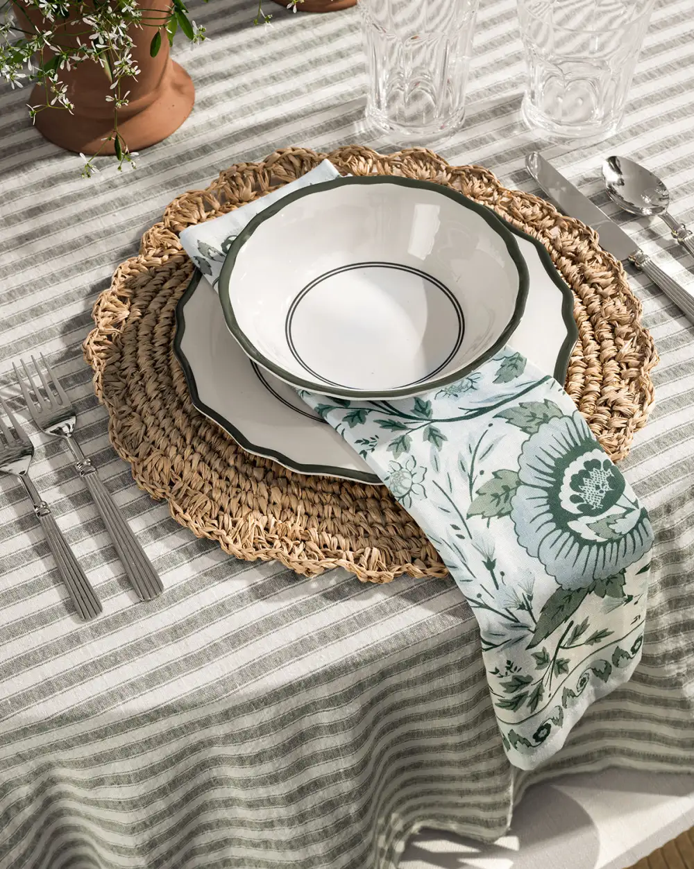 Scalloped Melamine Dinner Plate Set