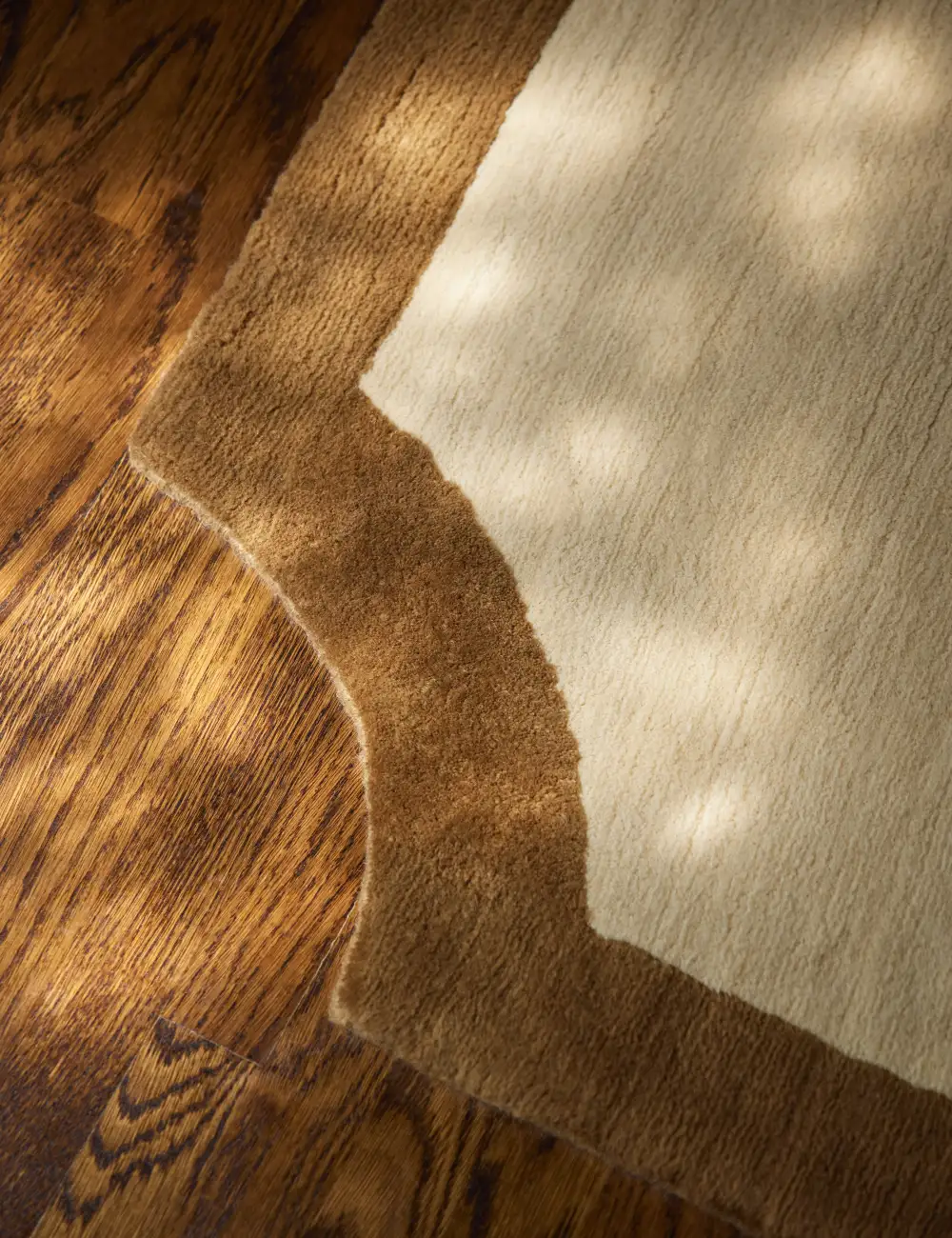 Scalloped Bordered Textured Hand Loomed Wool Area Rug