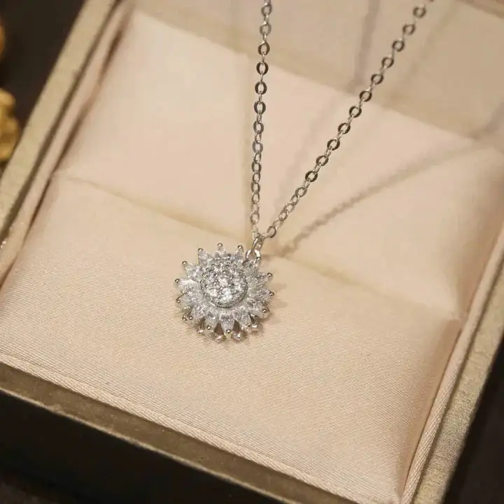 Ribbed Geometric Pendant Necklace