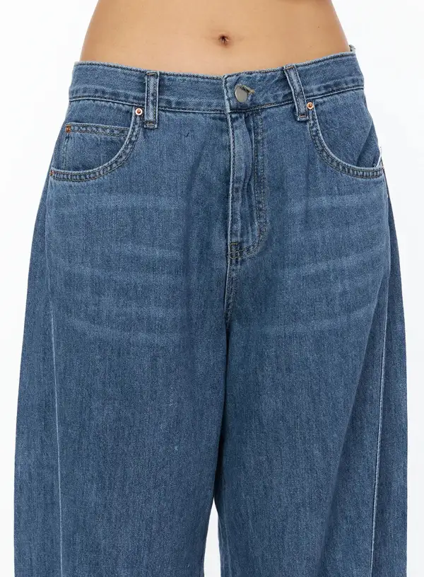 Mid-Rise Baggy Jeans