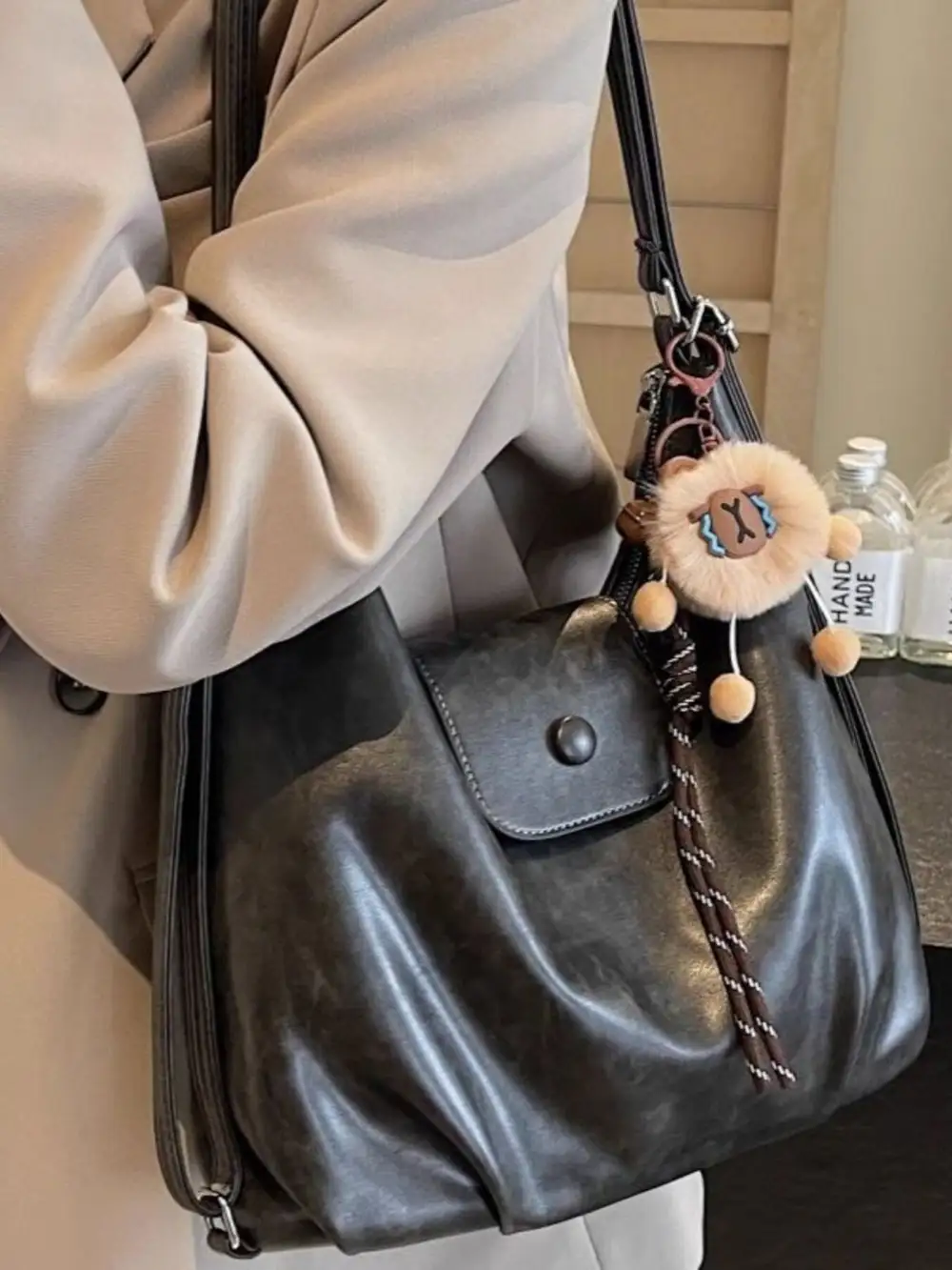 Minimal Finish Shoulder Bag