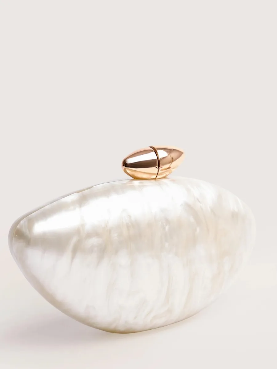 Zoe  Shell-Shape Resin Clutch