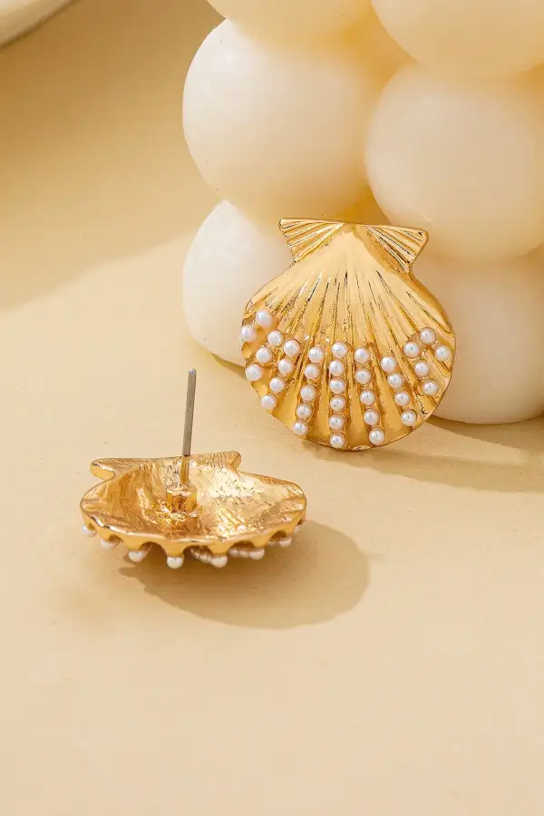 Scalloped Shell Pearl Stud arrings