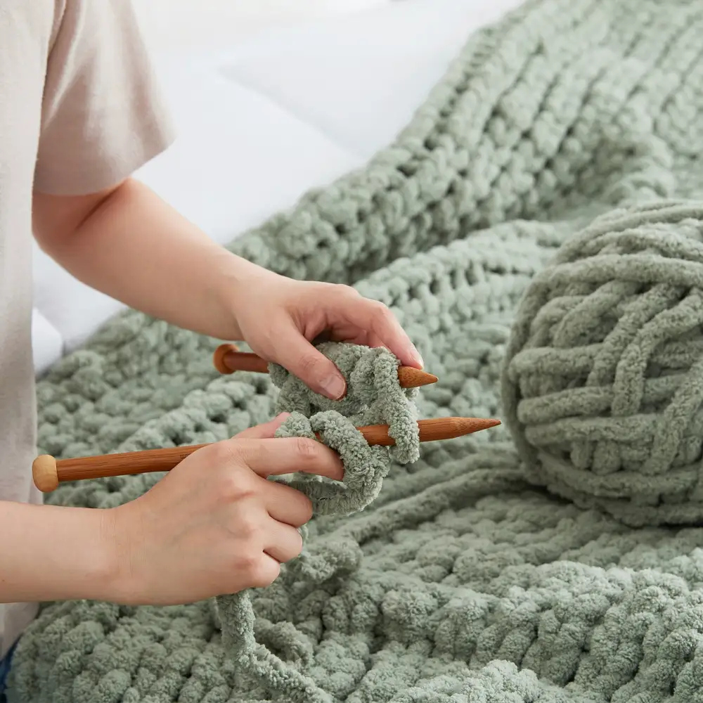 Solid Chunky-Knit Chunky Throw Blanket