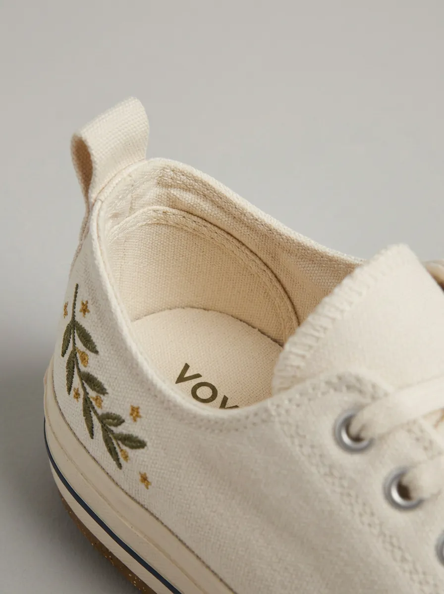 Modern Embroidered Botanical Women's Low-Top Canvas Shoes