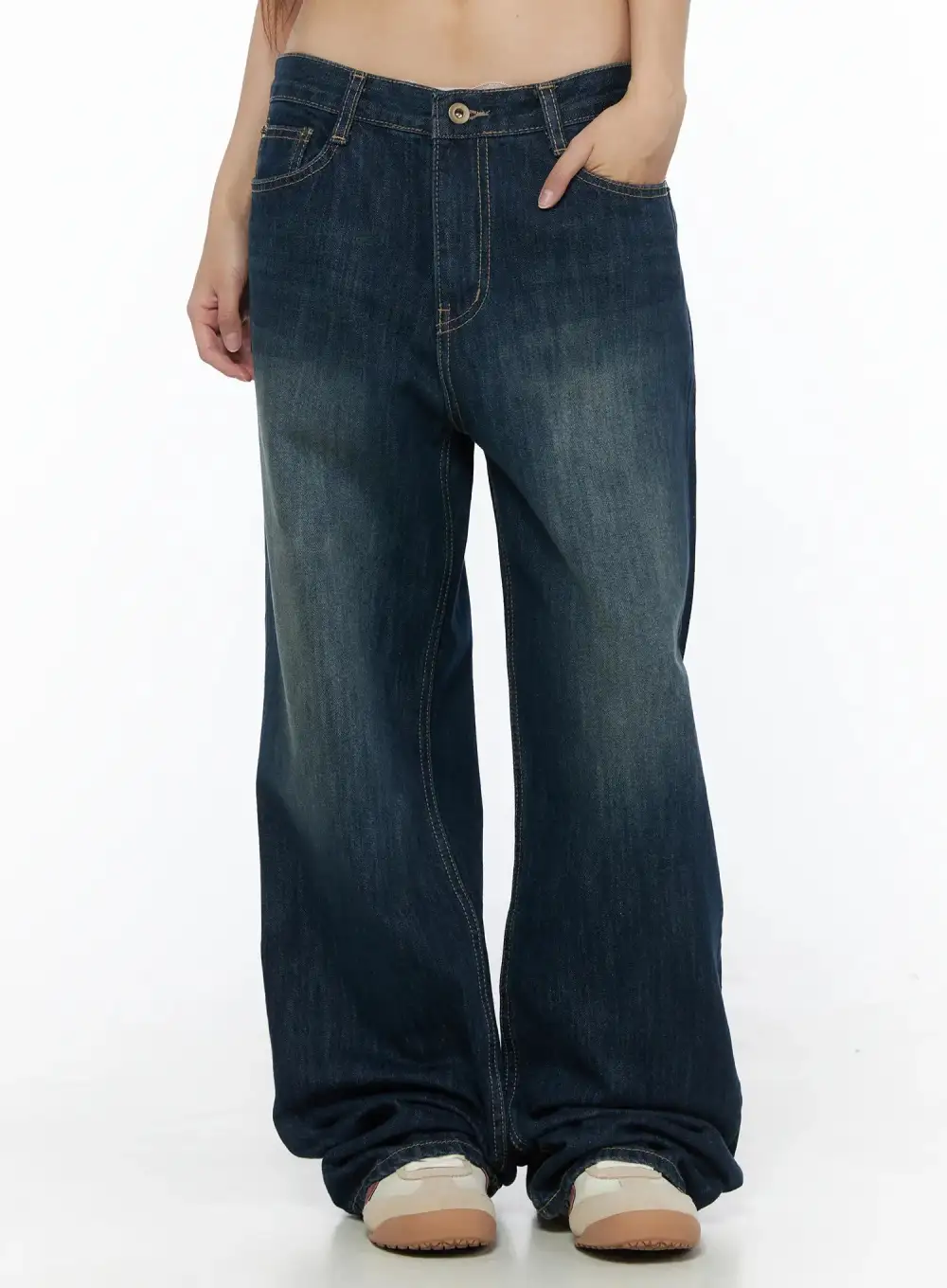 Wash Low-Rise Baggy Jeans