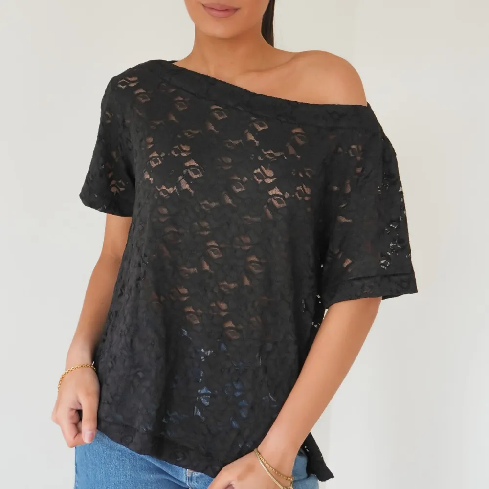 Cropped Lace Street Casual Tee