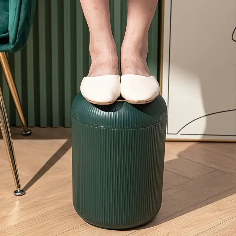 Oval Plastic Garbage Bin with Lid