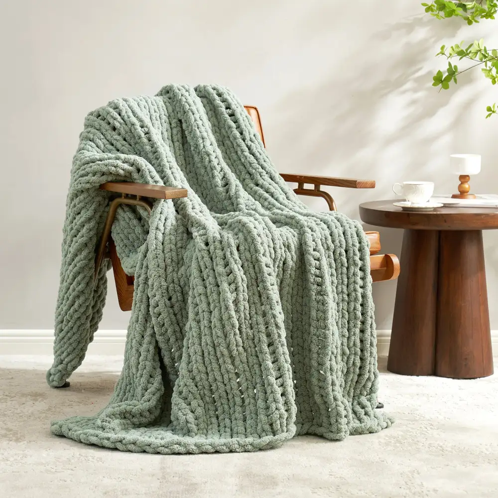 Solid Chunky-Knit Chunky Throw Blanket