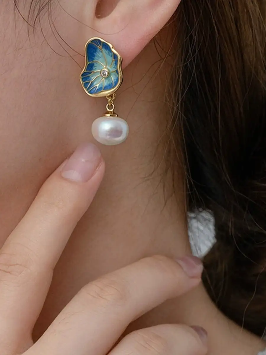 Refined Nature-Inspired Accent Earrings