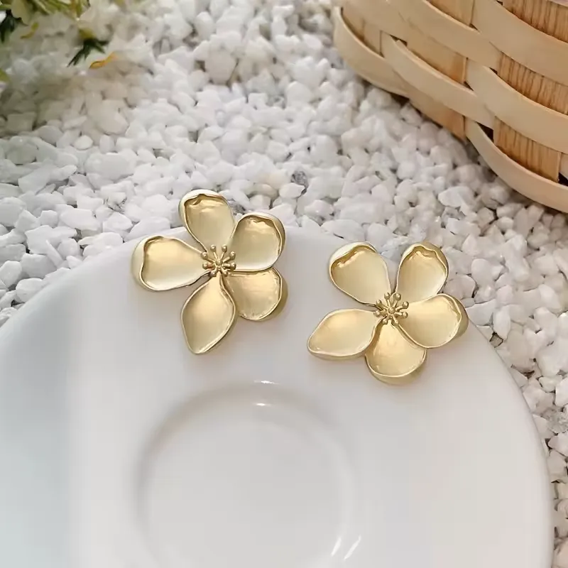 Gold vintage matte-textured flower ladies' earrings