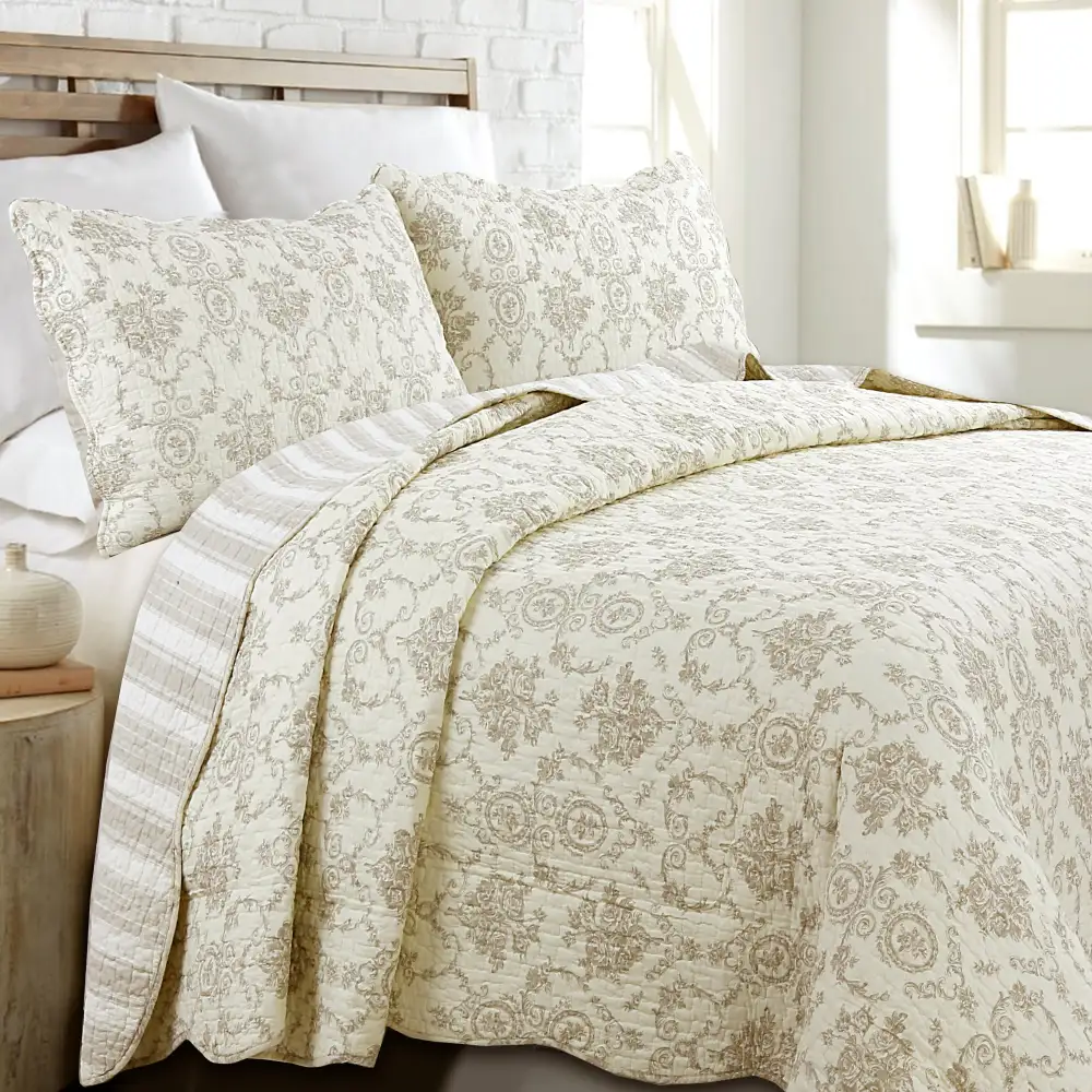 Cotton Medallion Scalloped Reversible Quilt Bedding Set