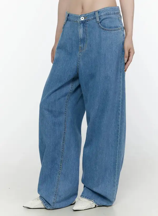 Pocketed Stitch-Detail Wide Leg Jeans