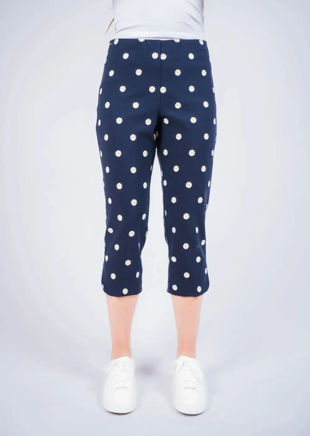 Embroidered Daisy Pull-On Slim Fit Capri Pants