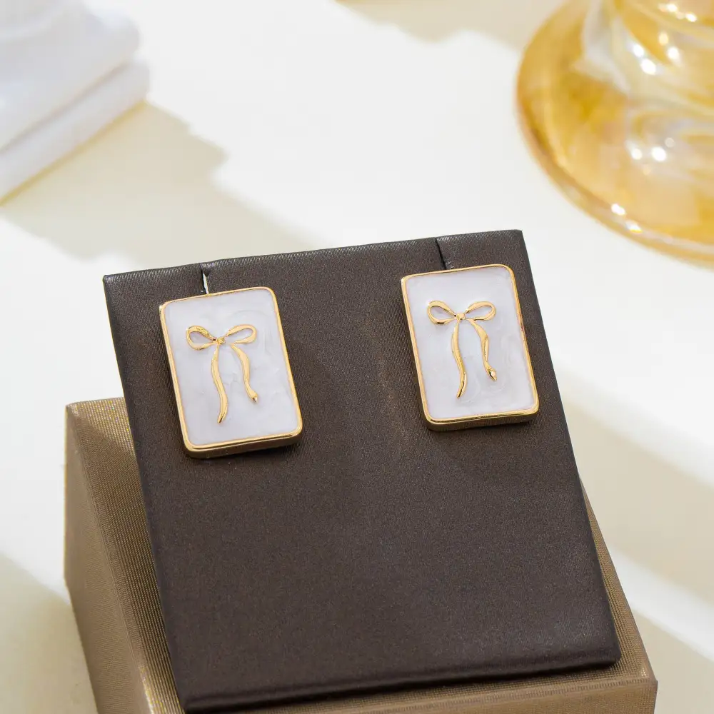 Vintage namel Bow Stud arrings