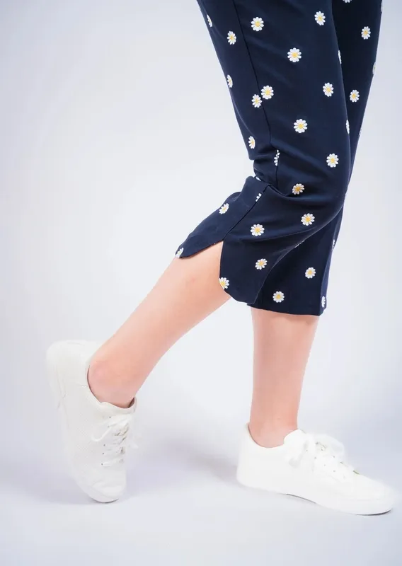 Embroidered Daisy Pull-On Slim Fit Capri Pants