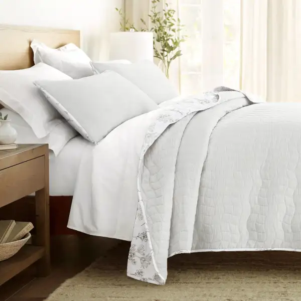 Blooming Daisy Reversible Quilted Coverlet Set