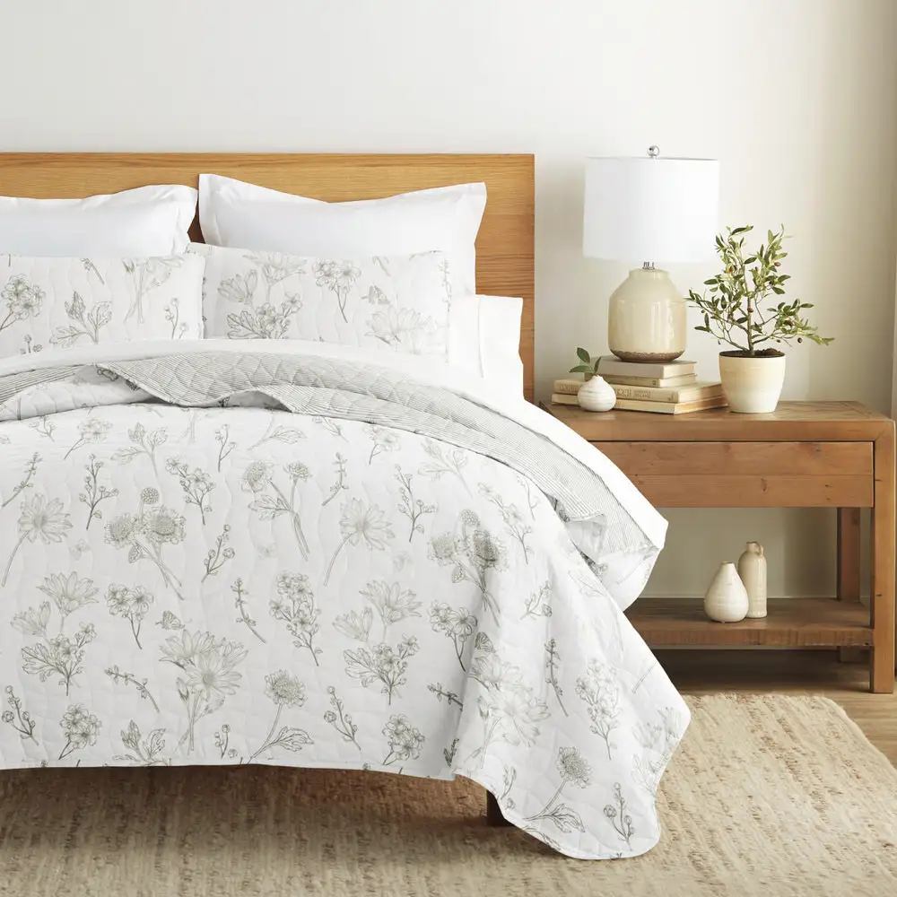 Blooming Daisy Reversible Quilted Coverlet Set