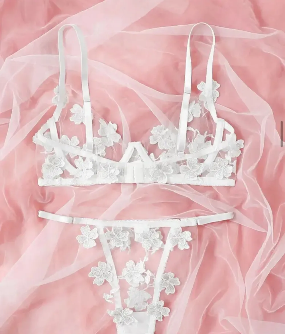 Detailed Floral Lingerie Set