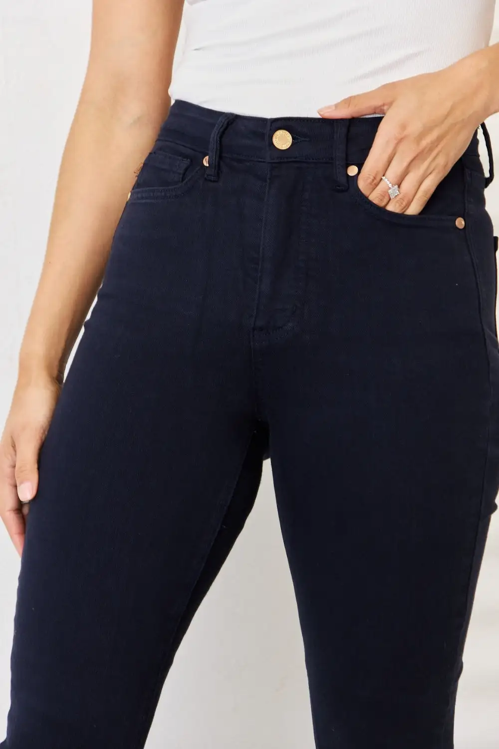 Modern Comfort-Fit Jeans